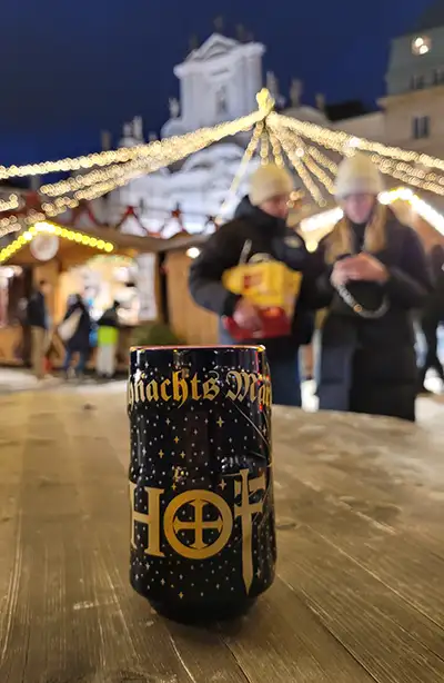 Häferl am Weihnachtsmarkt am Hof